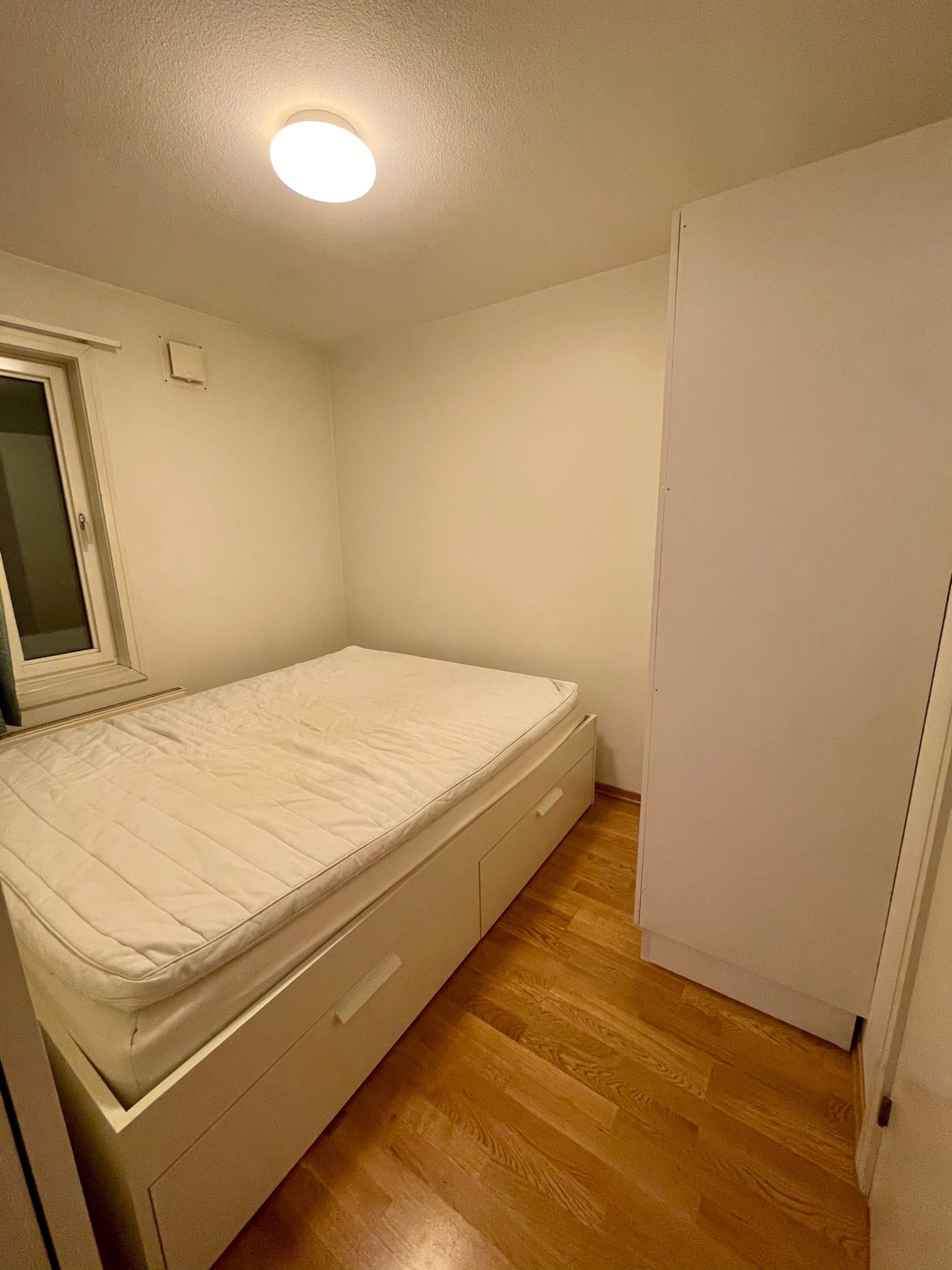 Soverom med 180-seng og garderobeskap