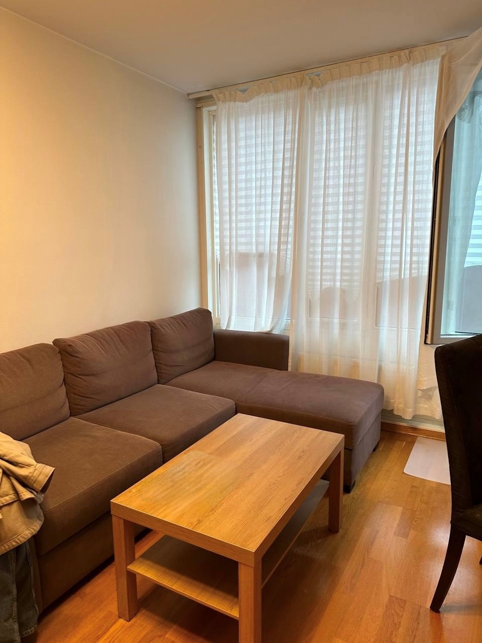Sovesofa følger med. Justerbar solavskjerming på vinduene.