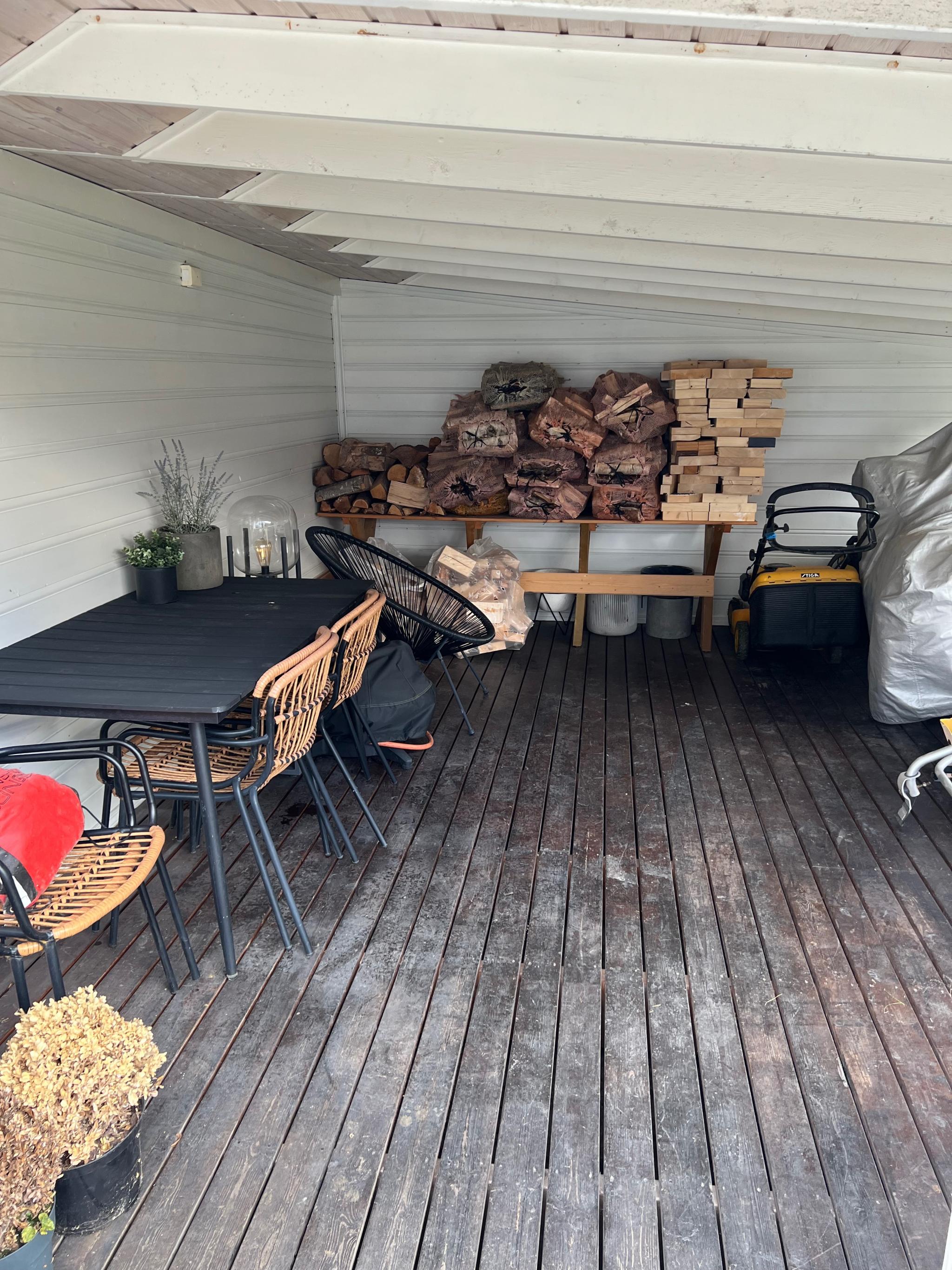 Utvendig bod med takoverbygg