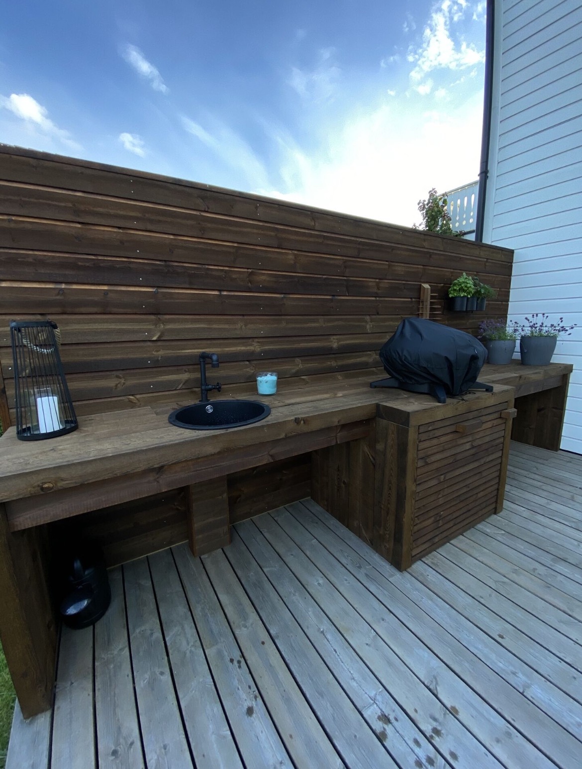 Det er nå bygget et utekjøkken på markterrassen