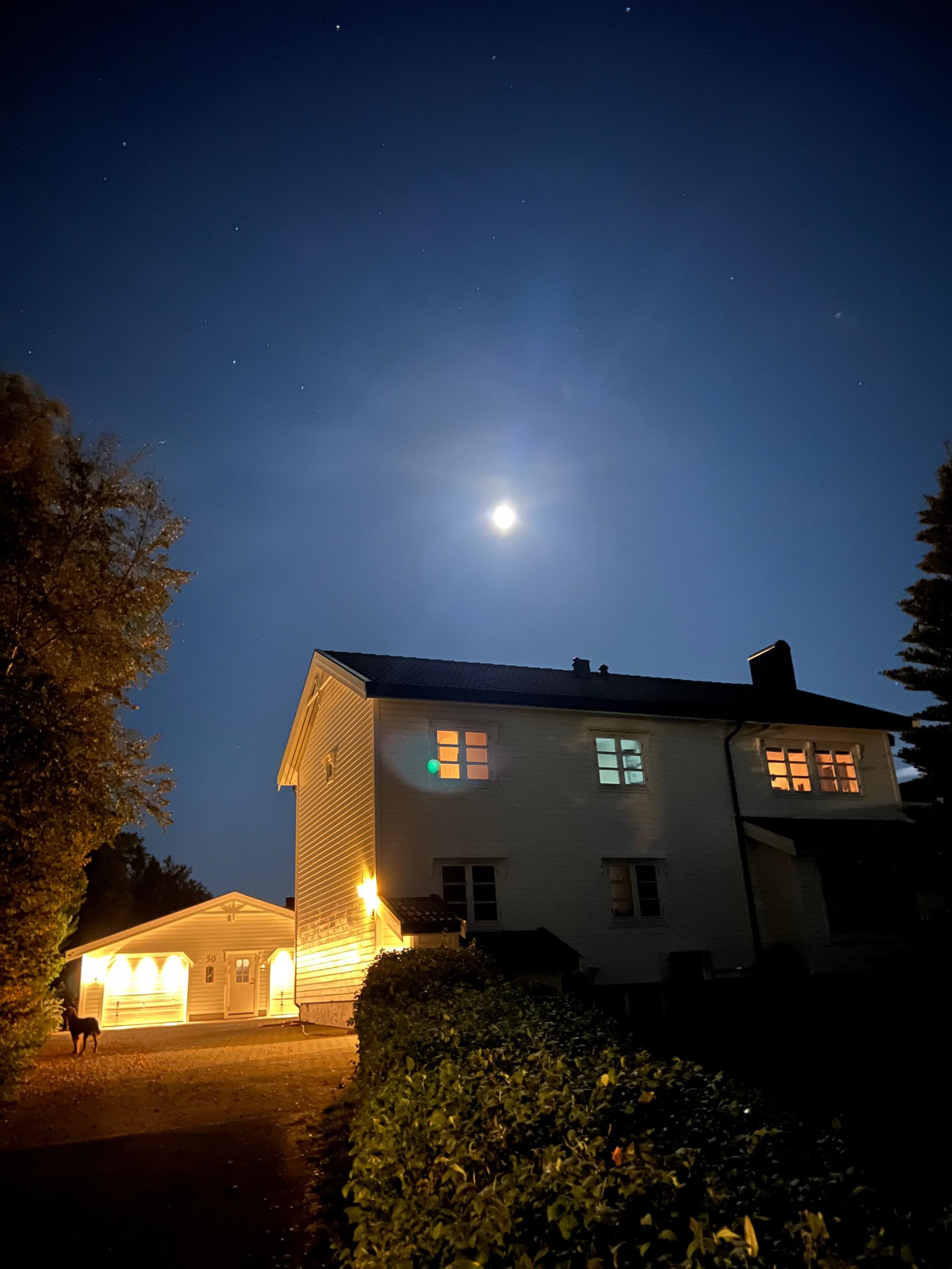 Innkjørselen til huset