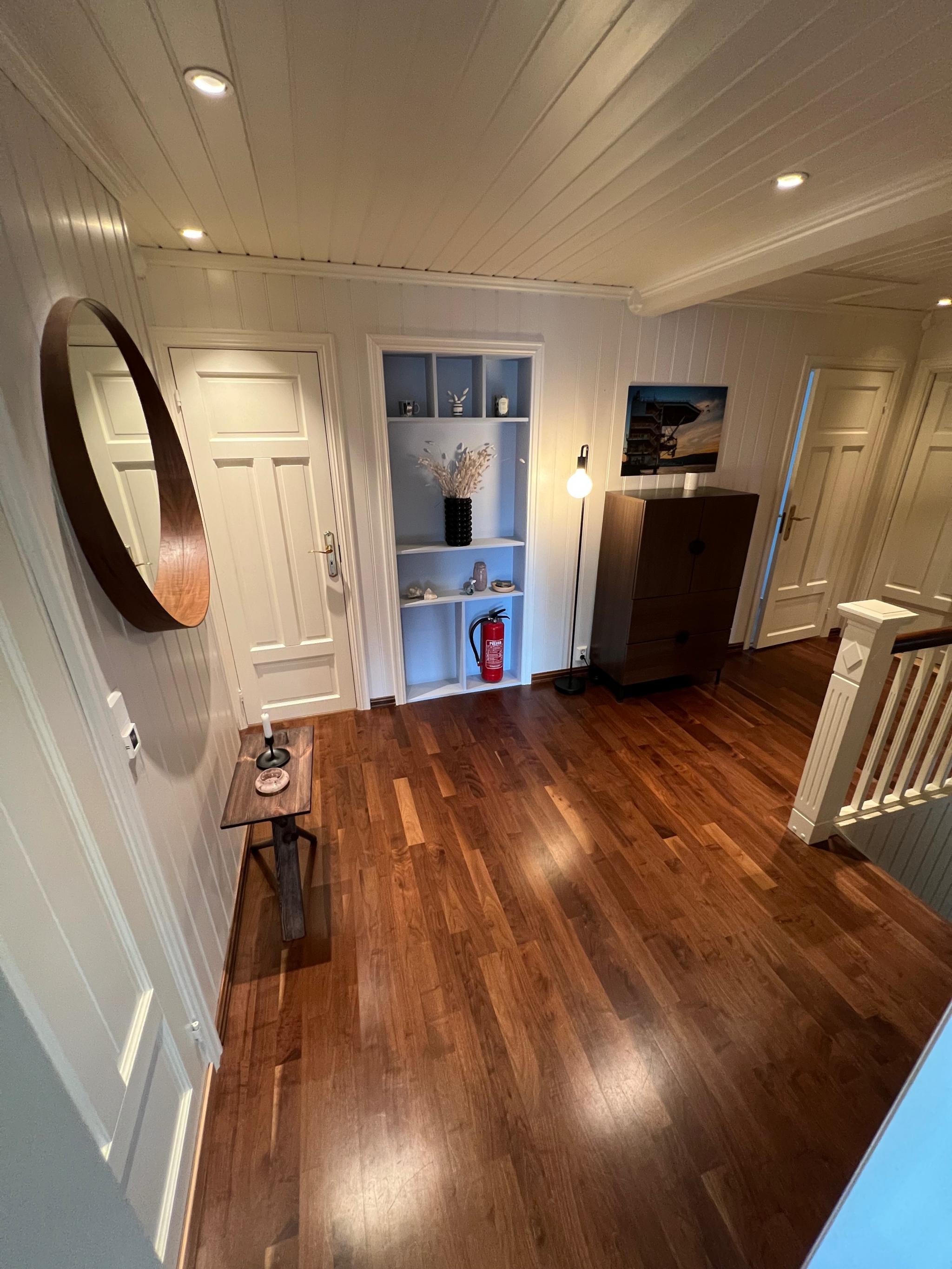 Stor mellomgang med badet inn til venstre og inn til de tre soverommene. Trappen til høyre går ned til vindfang