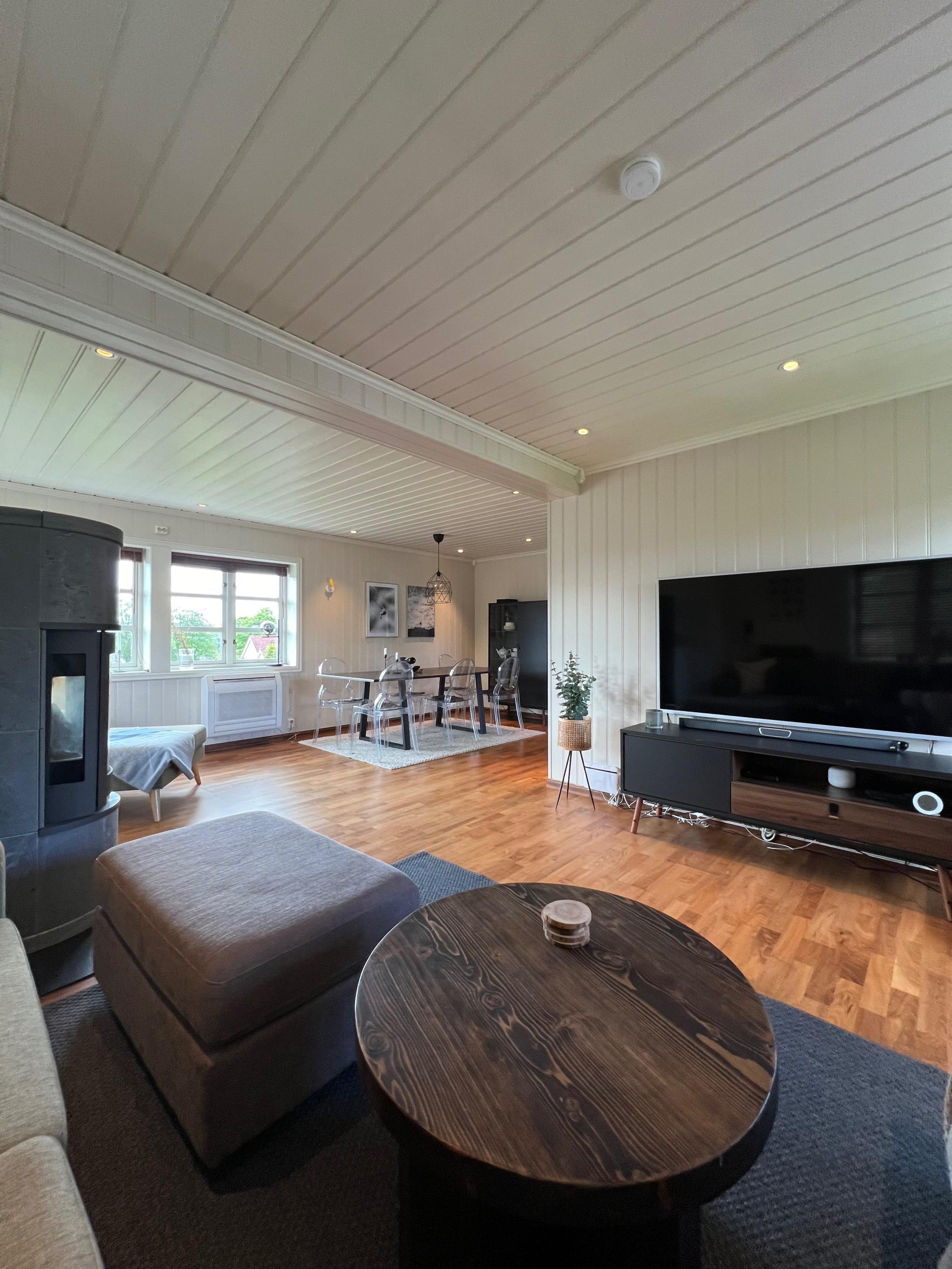 Det er varmepumpe i huset som er billigste oppvarming på vinteren og som kan kjøle ned huset på varme sommerdager