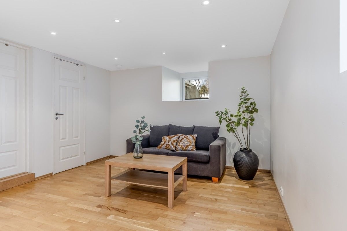 Hybelen har noen andre møbler i dag.