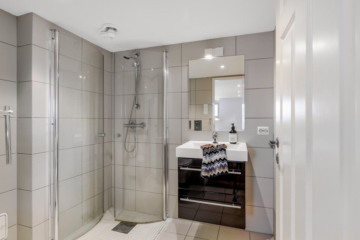 Pent bad med dusj, toalett, servant og vaskemaskin. 