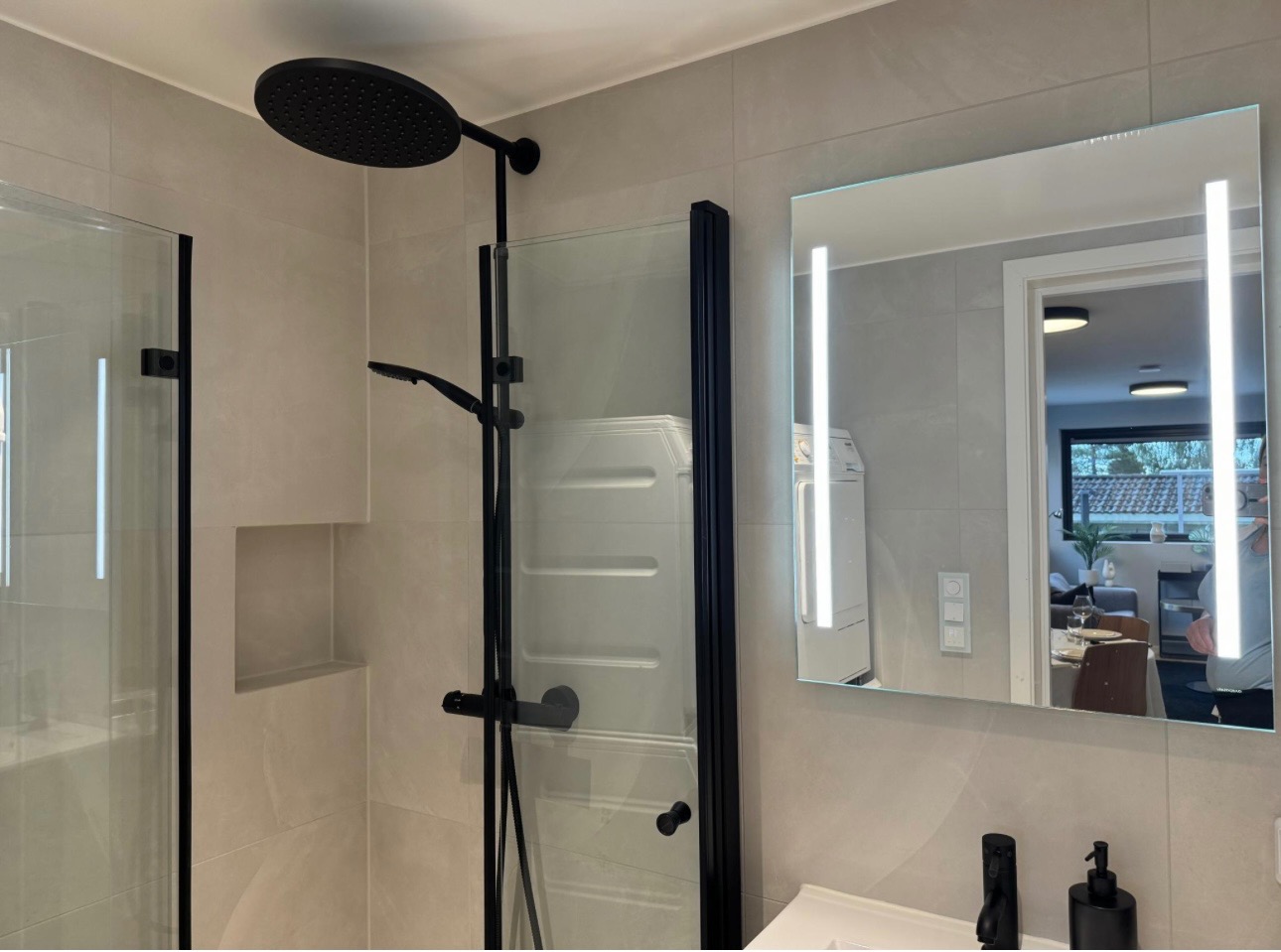 Bad med dusj, vaskemaskin og tørketrommel