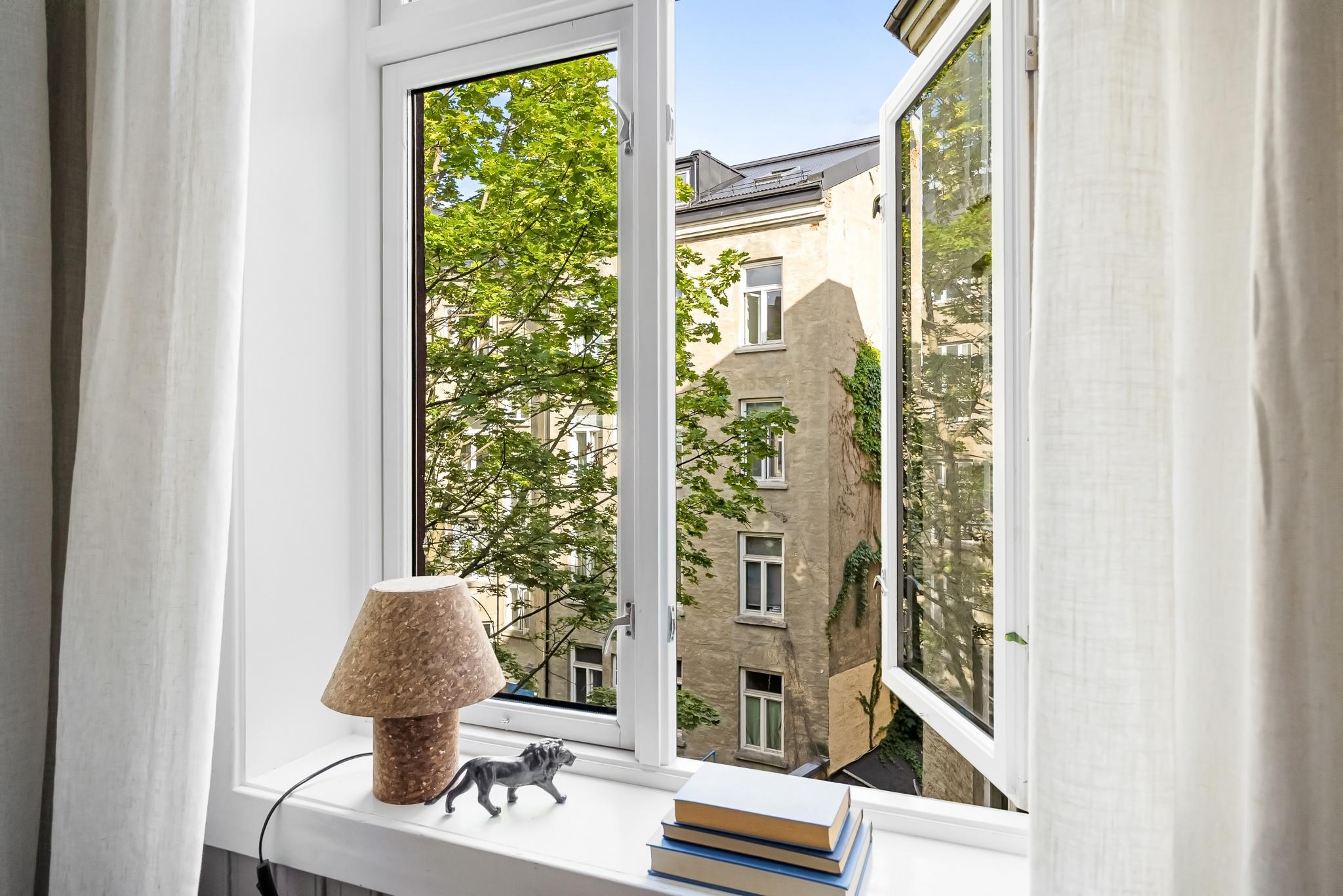 Store vinduer med bred karm