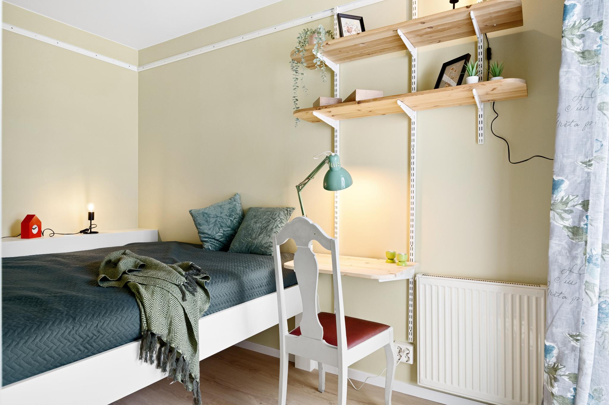 Soverom med seng og skrivebord