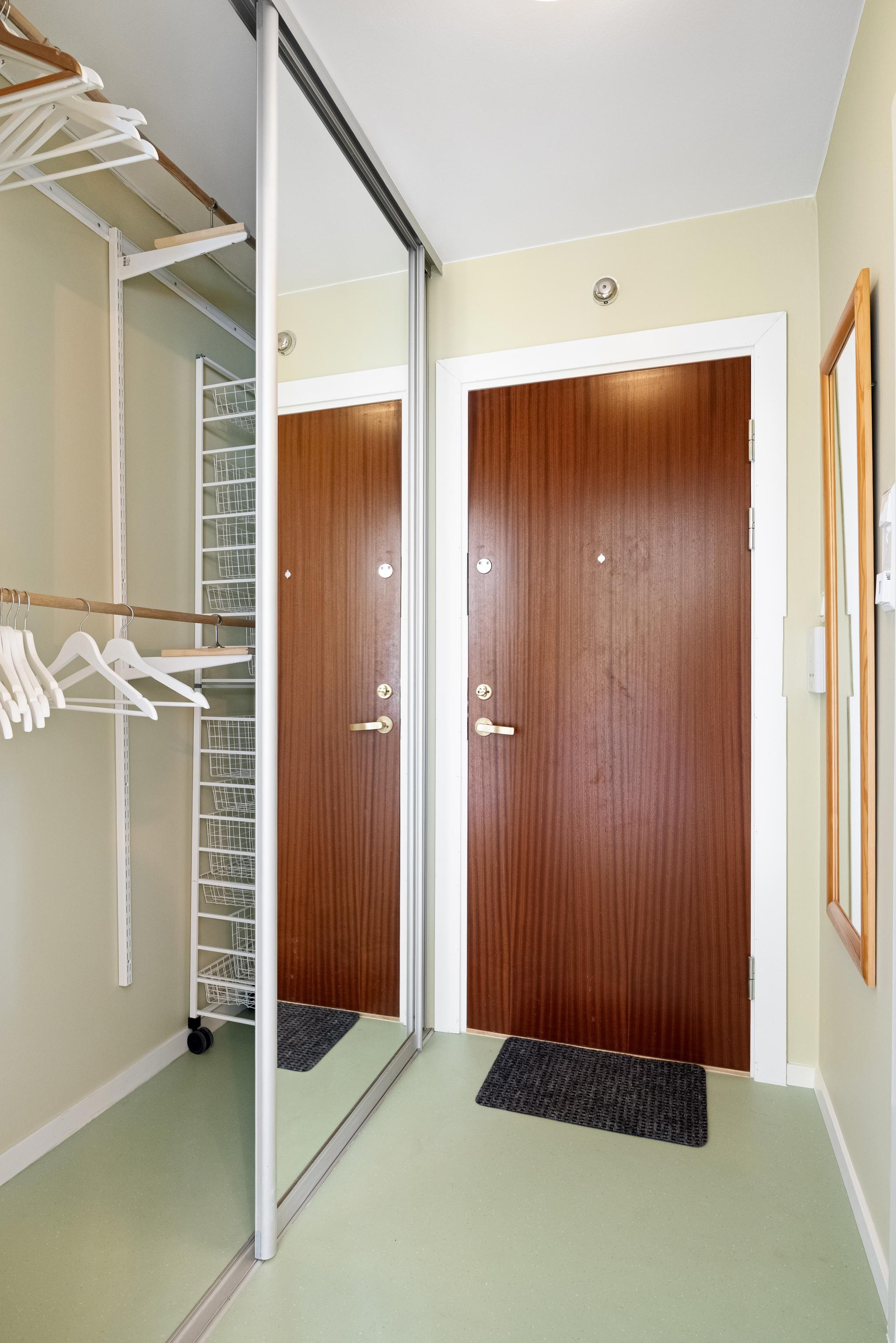 Entre med stor gardrobe