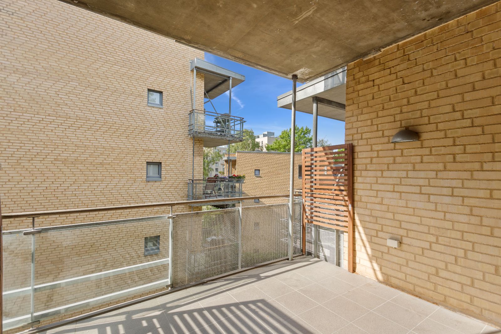 stor balkong, hvor det er perfekt å nyte varme sommerdager 