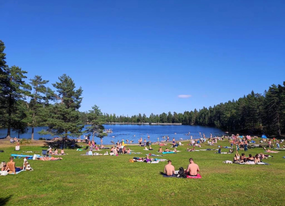 Boligen har umiddelbar tilgang til marka med flotte turstier, f.eks. til Lsndfaldtjern