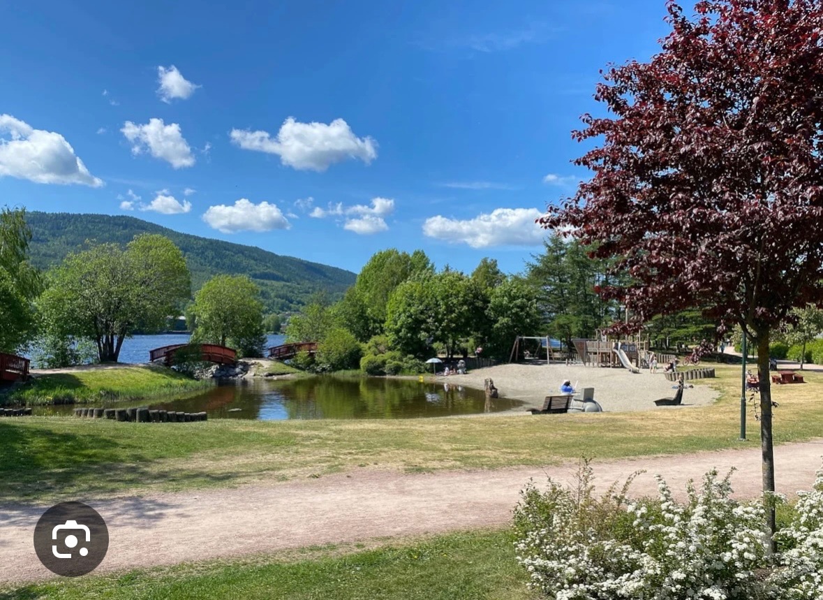 I motsatt retning av Landfaltjern er det flotte rekreasjonsmuligheter i elveparken, evt en fin vei på sykkel til universitetet. 