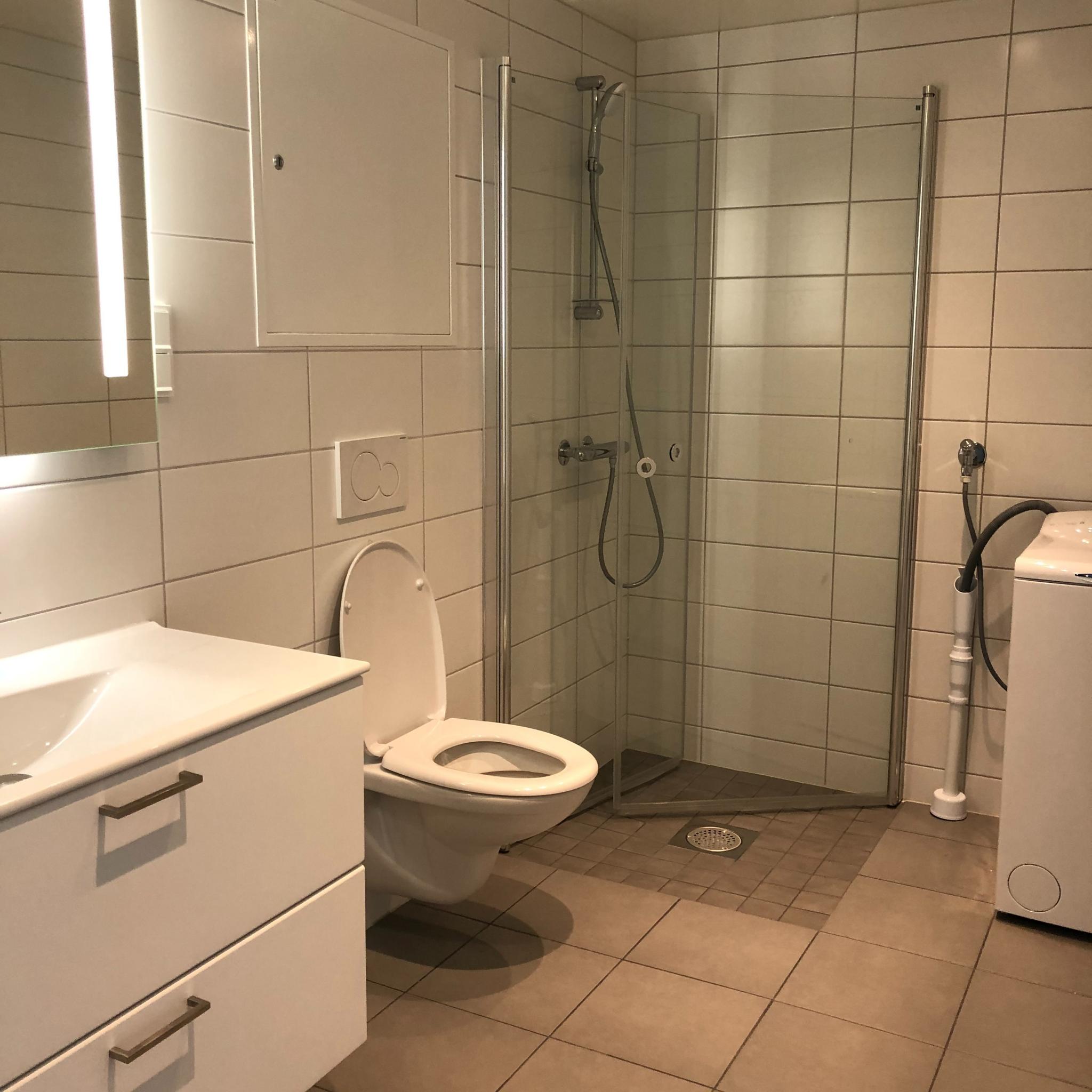 Flott og stort bad. Oppsett er klart til å flytte inn egen vaskemaskin.