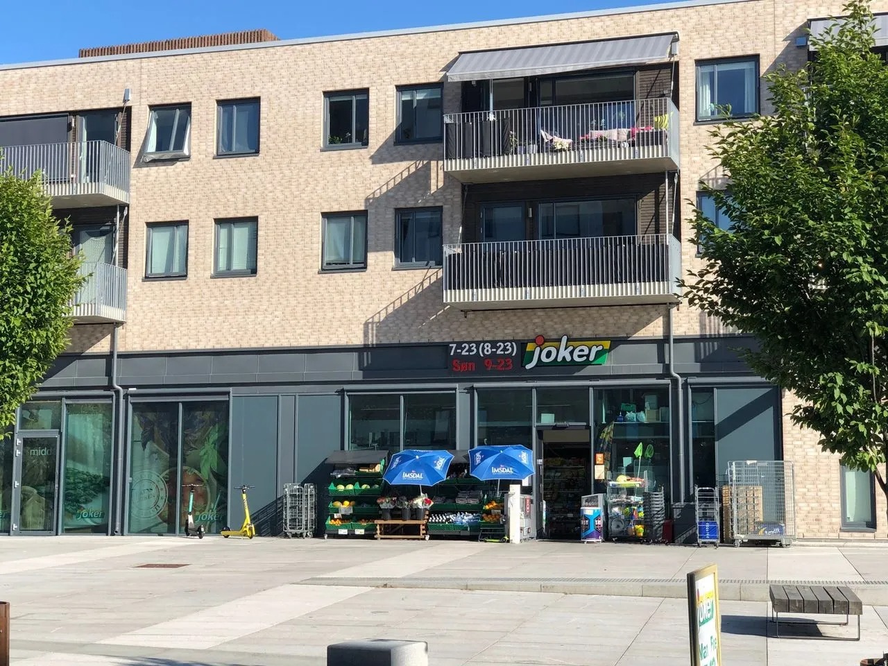 Joker og kafe i umiddelbar nærhet