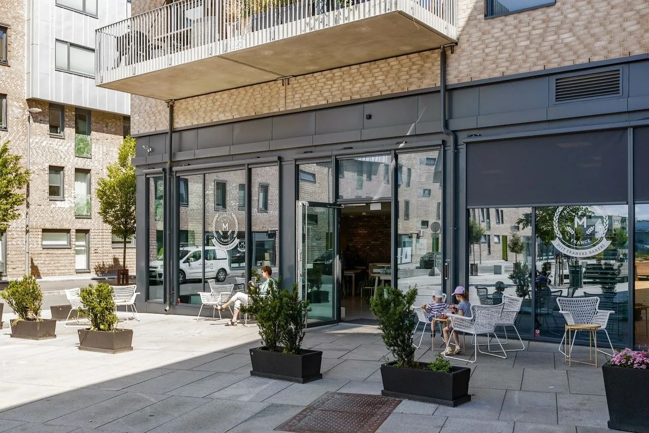 Veldig kort avstand til alle fasiliteter på Ensjø, bare 2-3 min gange til Ensjø T-banestasjon og busstasjon. Her stopper 4 av T-banens linjer og du er få minutter unna sentrum og Jernbanestasjon. Nydelig park på Tidemannsfabrikken ligger rett ved.