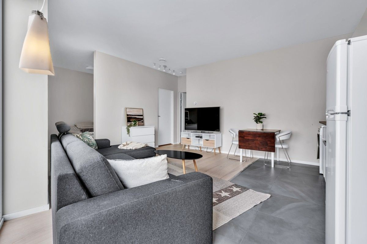 Bilde tatt fra inngangsdøren. Døren inn til badet ses i bakgrunnen