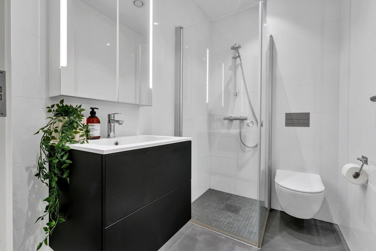 Badet er som resten av leiligheten helt nytt og innbydende