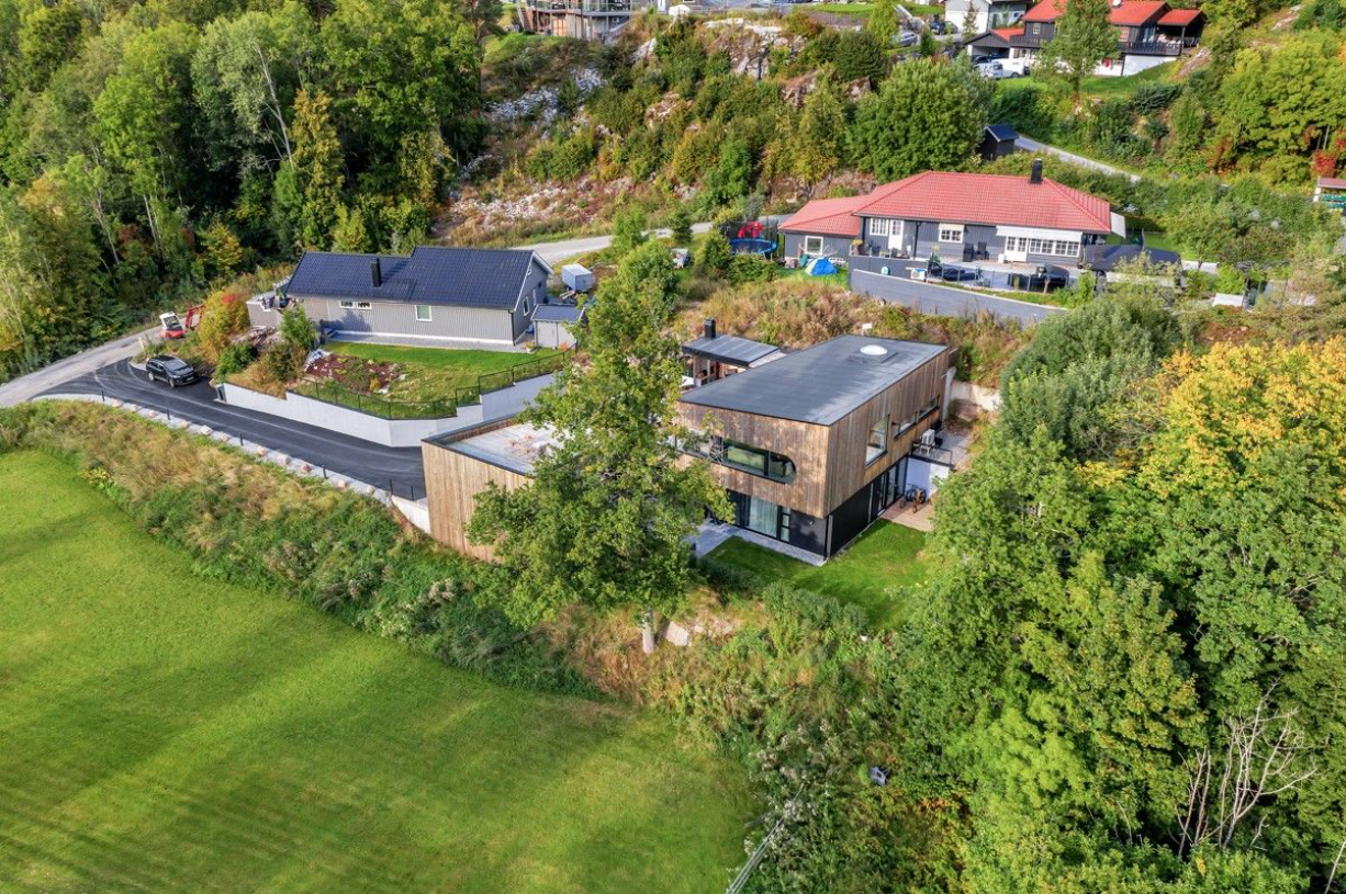 Egen parkeringsplass til venstre i bildet der den sorte bilen står til venstre for den grå muren ute ved veikrysset