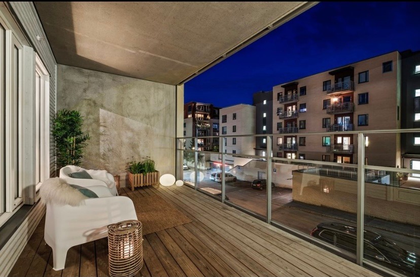Stor terrasse mot rolig vei med bod på terrassen. Plass til solsenger og sittegruppe samt sykler