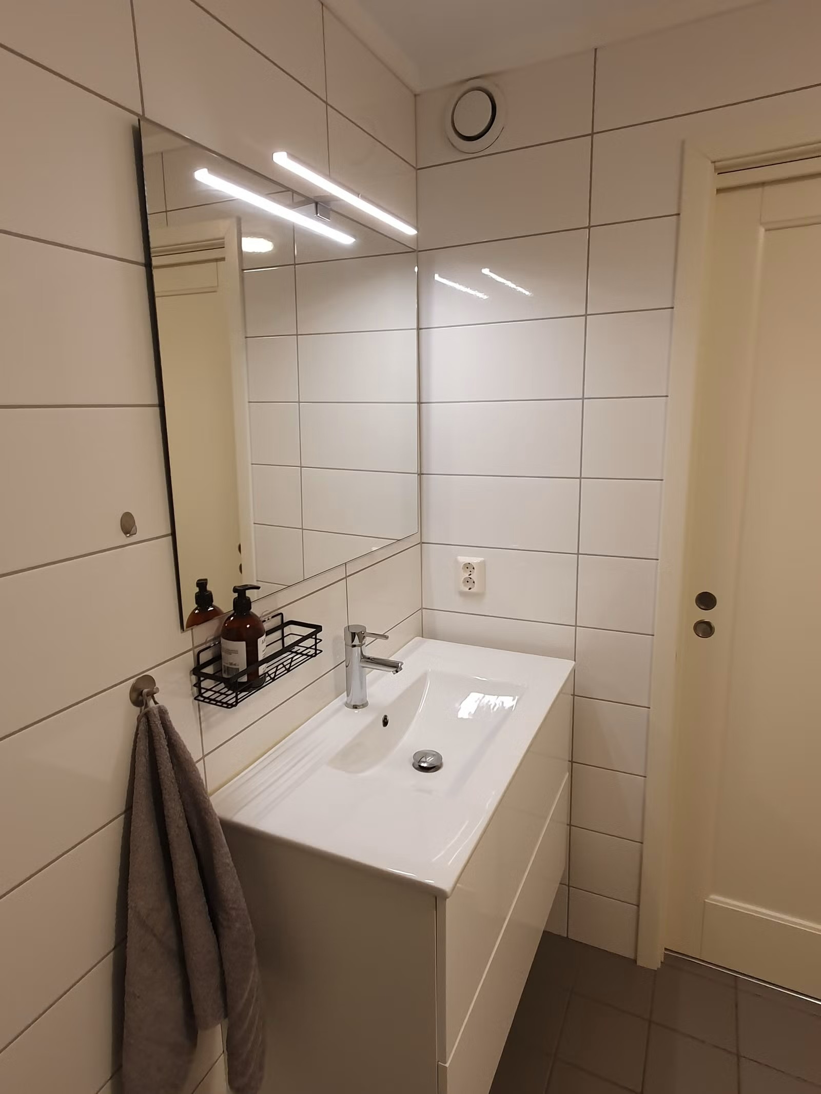 Stor vaske på badet med skuffer