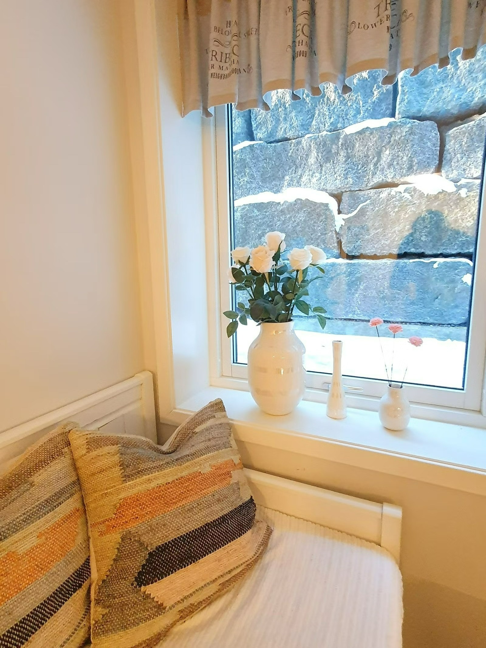 Lys inn fra 2 vinduer i stua