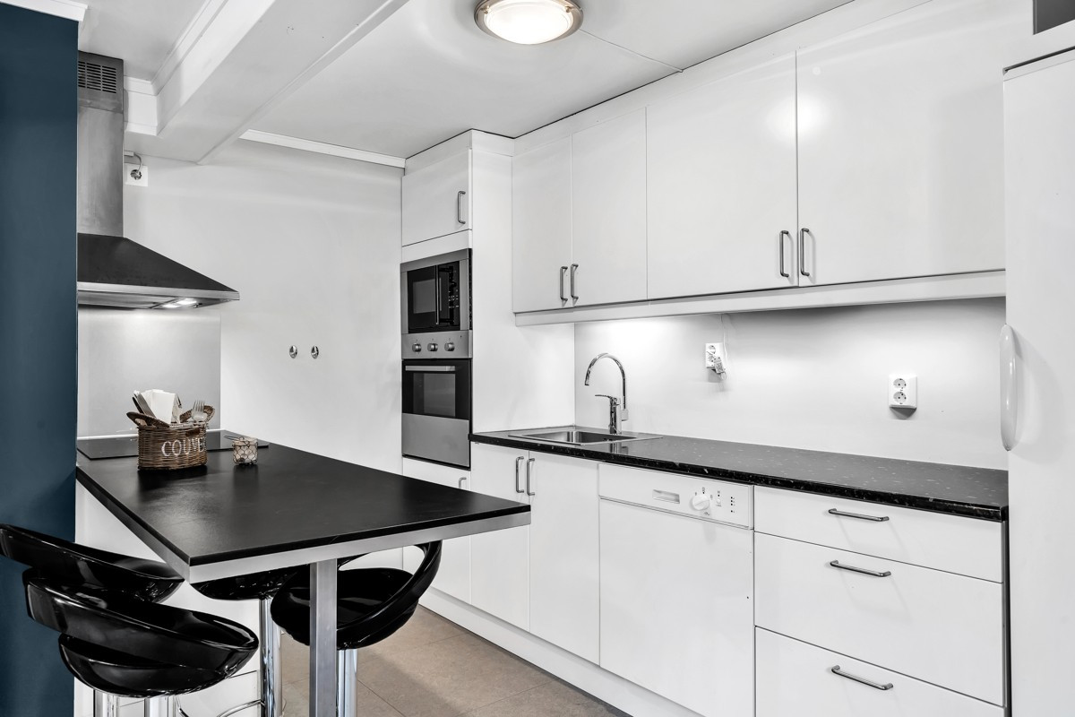 Praktisk kjøkken med spiseplass for fire. Kjøleskapet er i det senere byttet ut med en nyere modell.