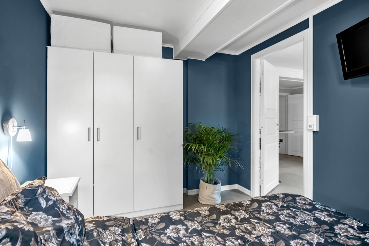 Romslig skapplass på soverommet