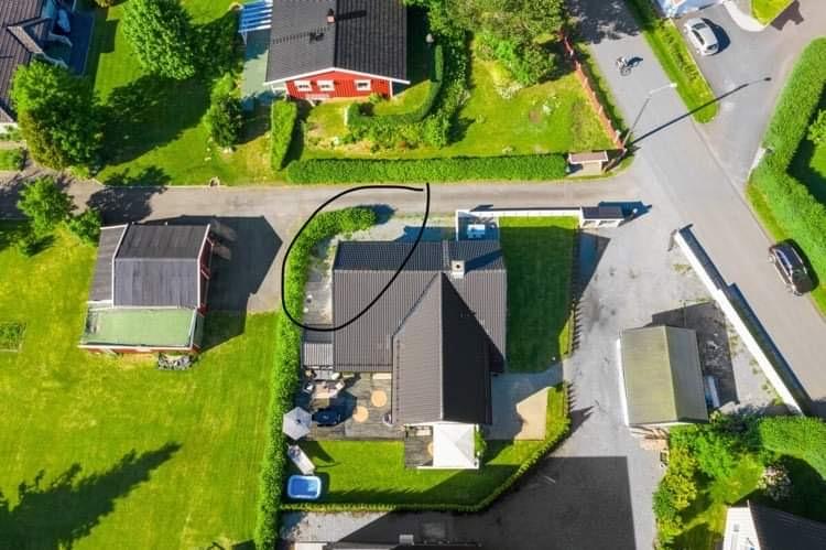 Leilighetens platting og biloppstillingsplass innenfor ringen.