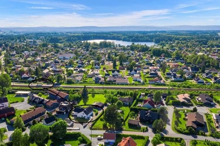 Husets beliggenhet, to minutters gange fra Nordby Stasjon og ca ett kvarter fra Friluftsperlen Nordbytjernet.