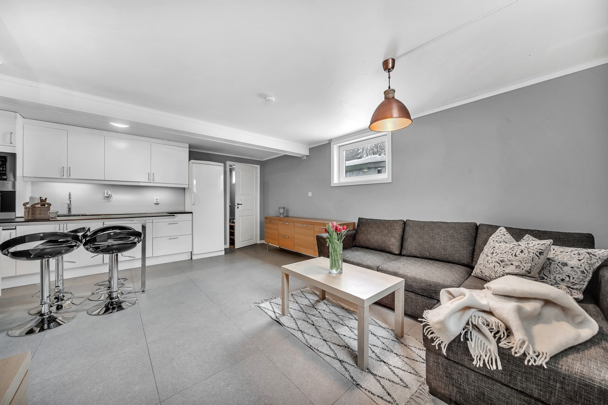 Hovedrommet. Sofaen er byttet ut med en nyere sovesofa, bordet er oppgradert og kjøleskapet byttet i det senere.