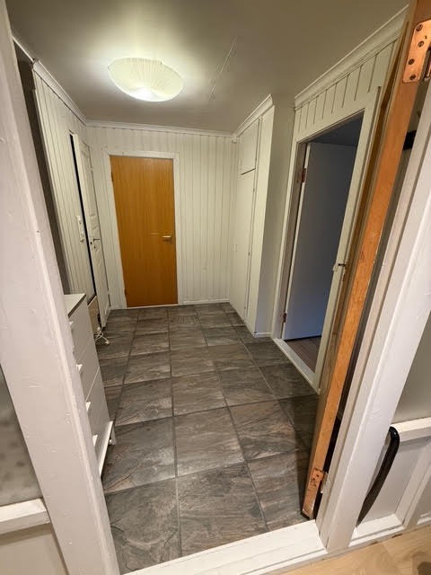 gang, innebygde skap i gang til jakker.