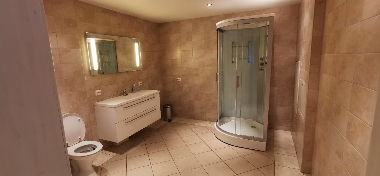 Bad inkludert vaskemaskin med tørketrommel