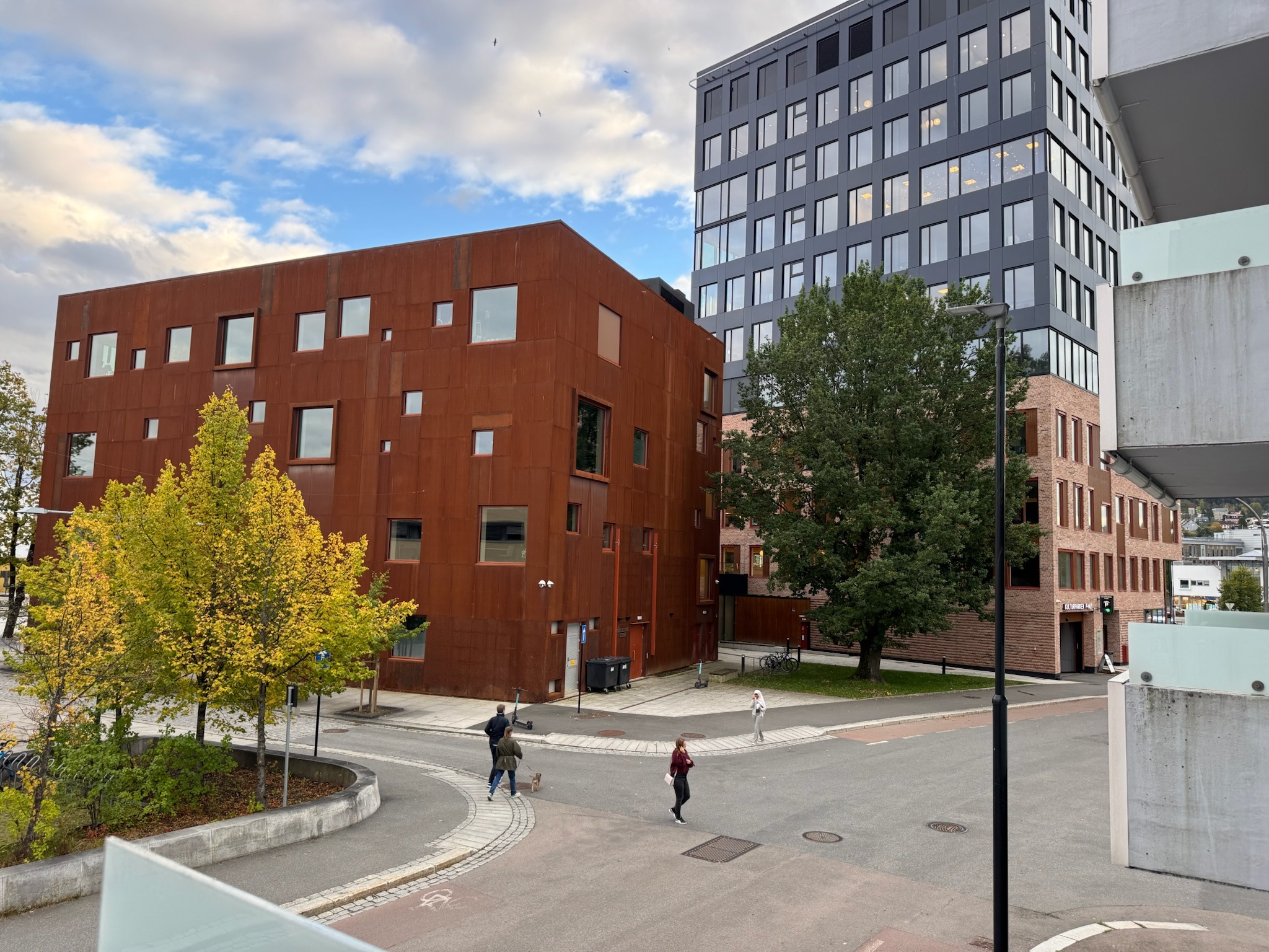 Balkong vendt mot offentlig gate