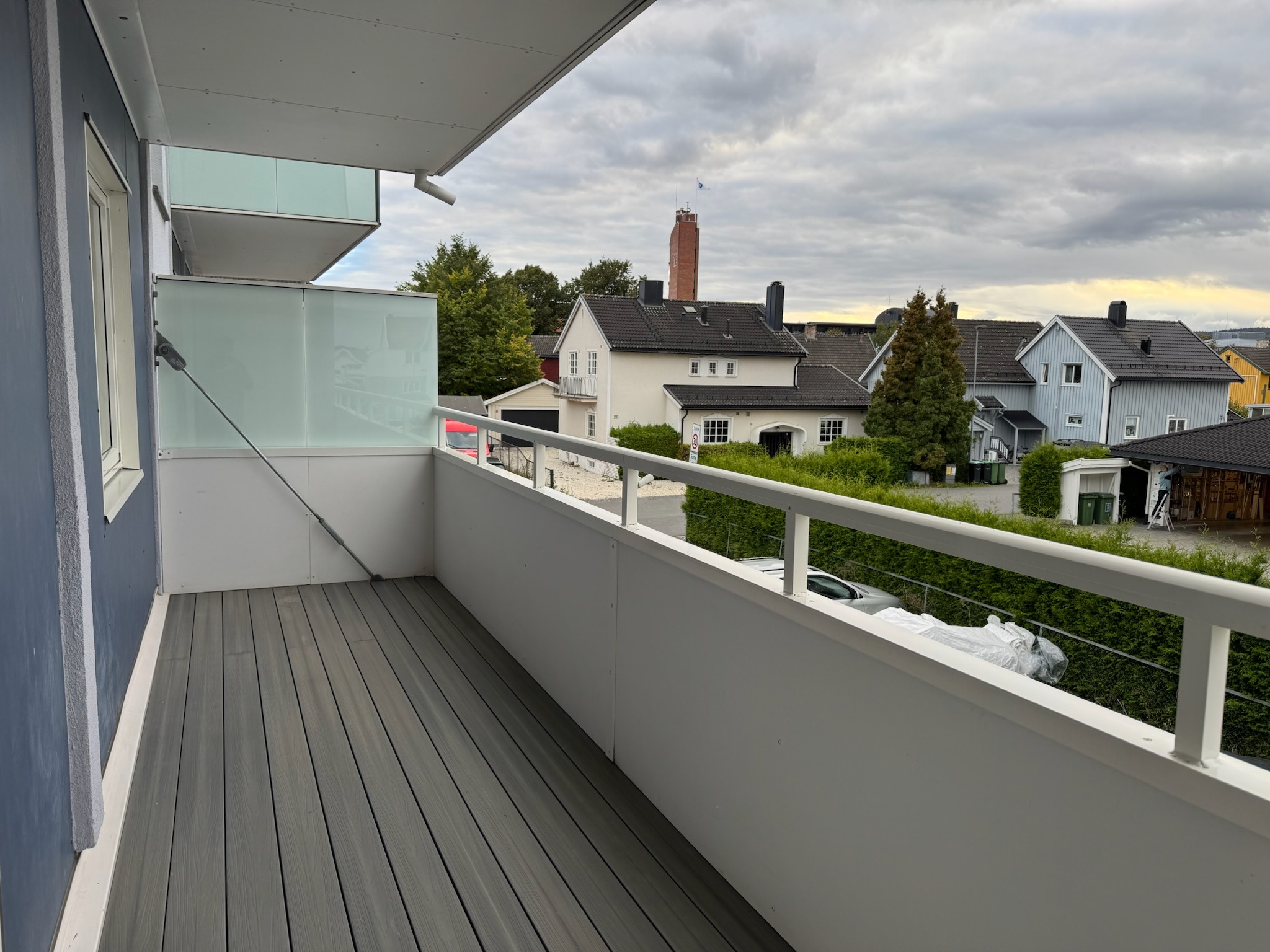 Balkong vendt mot parkeringsplass