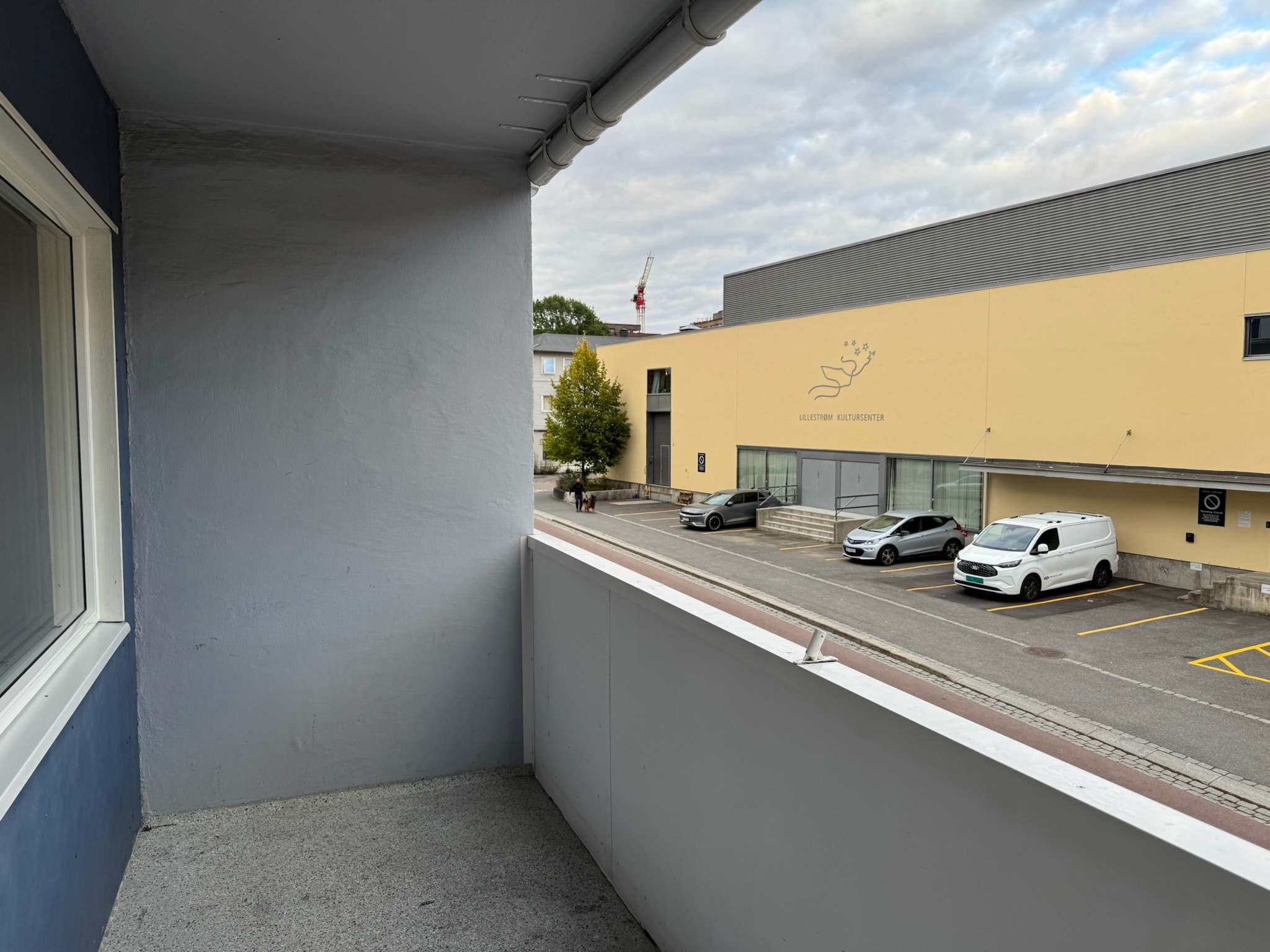 Balkong vendt mot offentlig gate