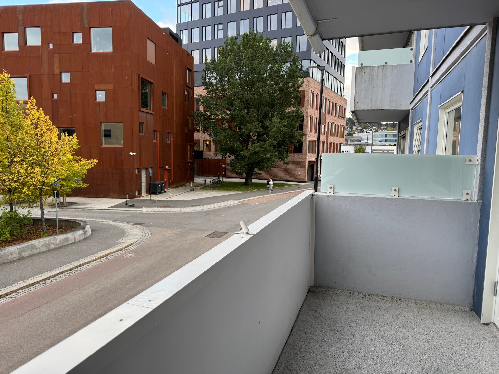 Balkong vendt mot offentlig gate