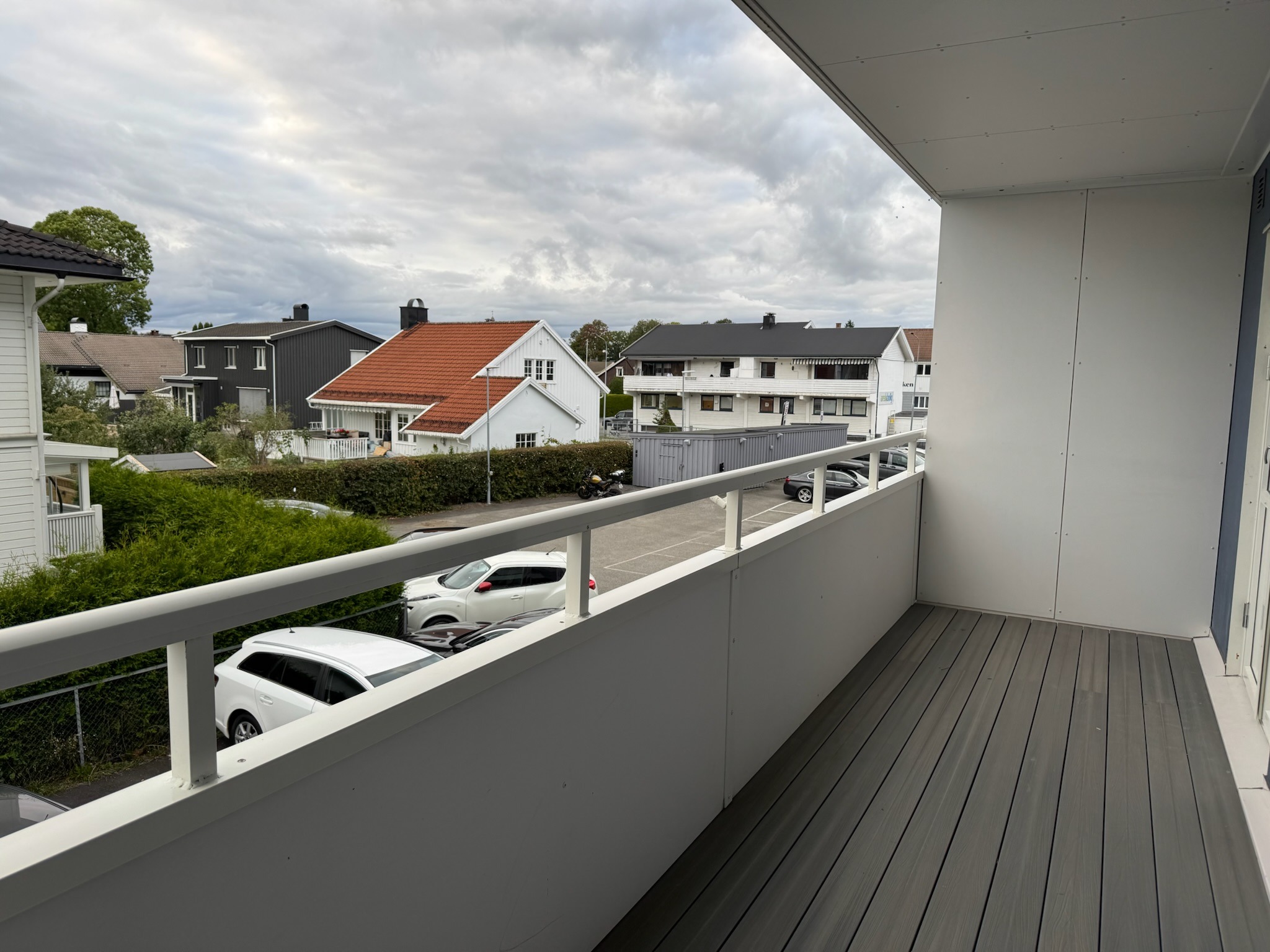 Balkong vendt mot parkeringsplass