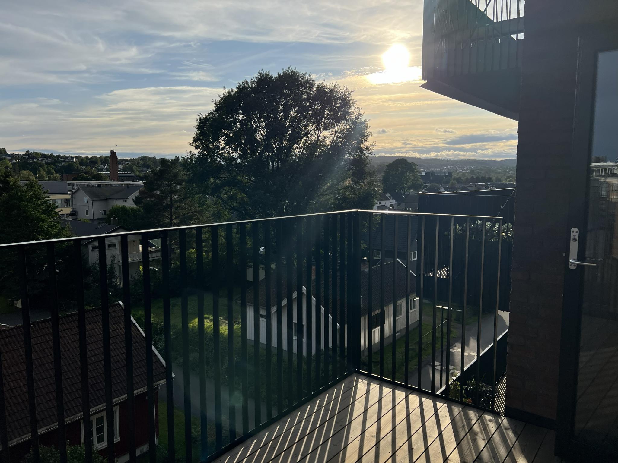 Balkong med god utsikt over Lillestrøm.