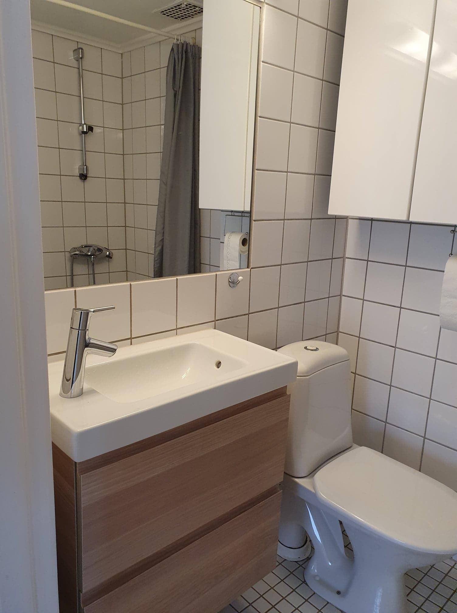 Badet er lite, men det funker bra :) Tidligere var det faktisk et badekar her. 