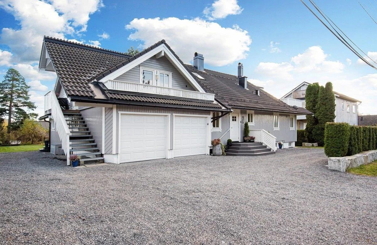 Leiligheten ligger i andre etasje og har egen inngang