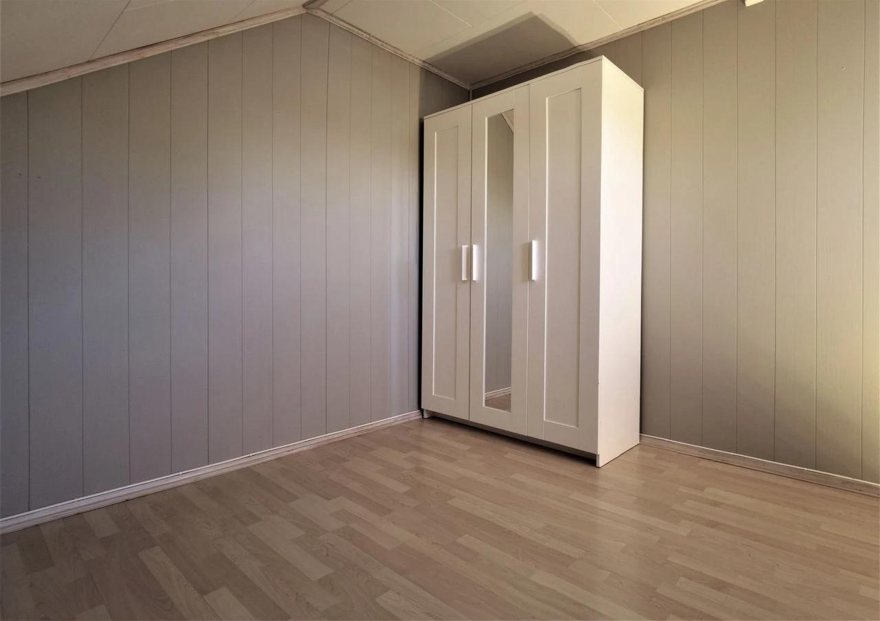 Soverom 1 med garderobeskap