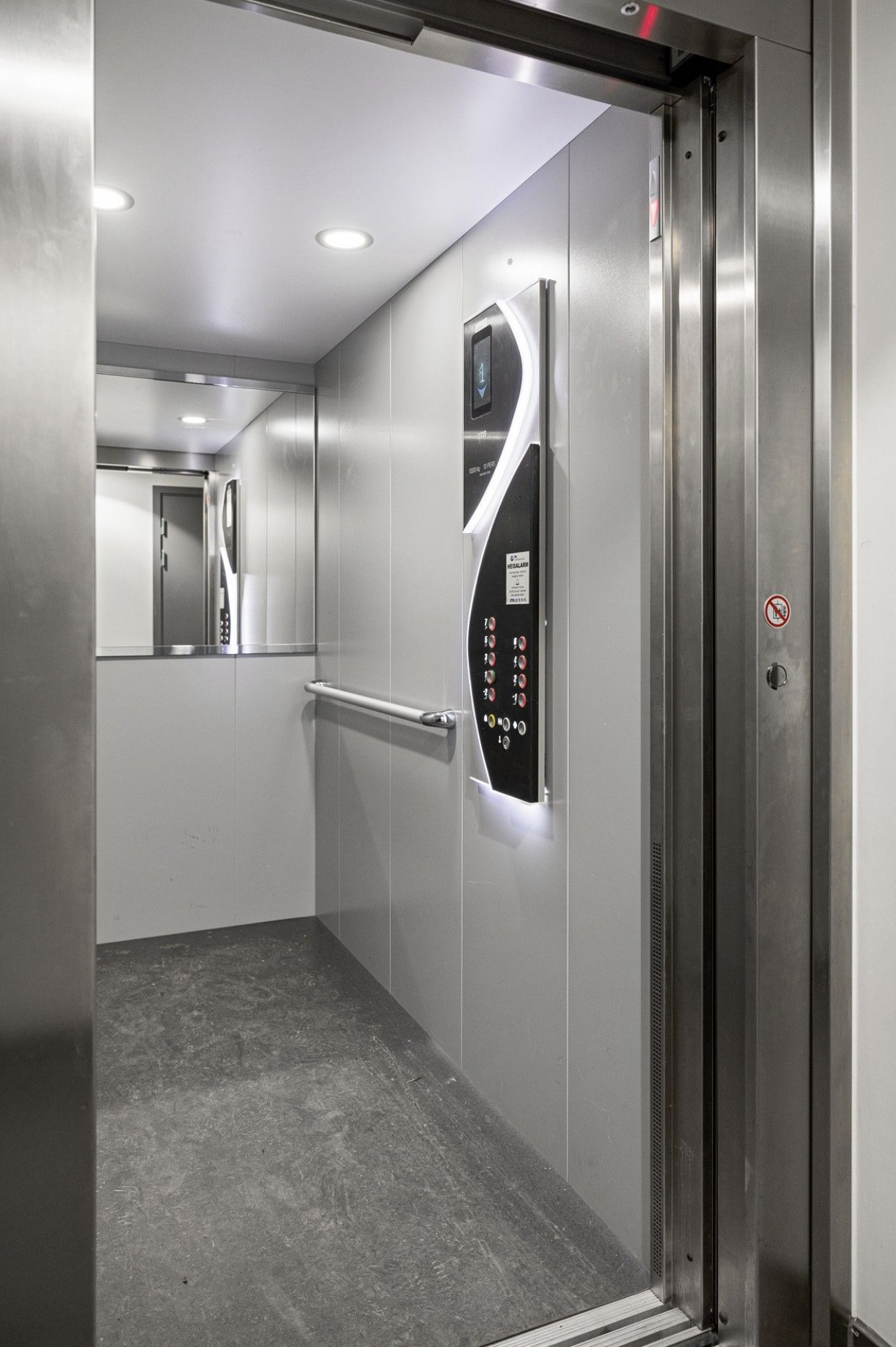 Bygget har romslig heis.