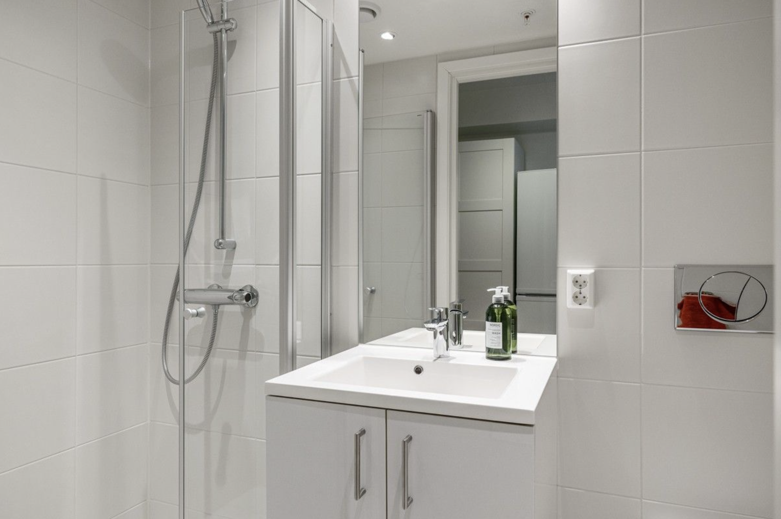Lekkert og moderne bad med ekstra stor dusj.