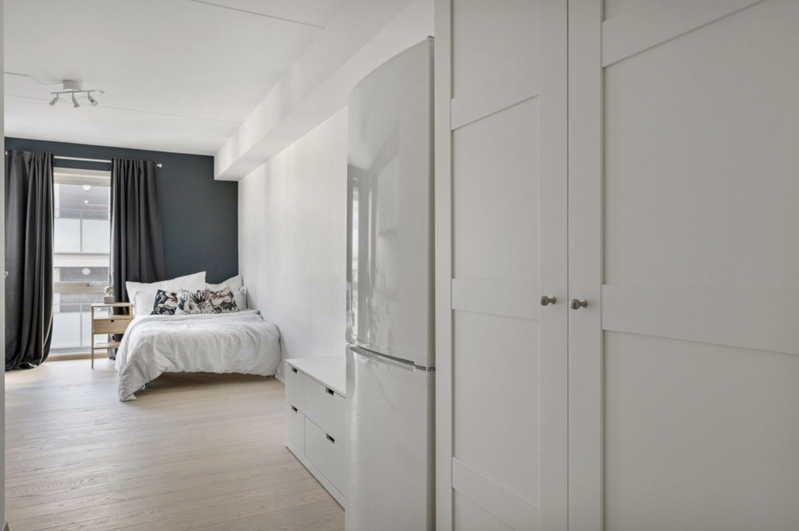 Godt med oppbevaring i hybelen.