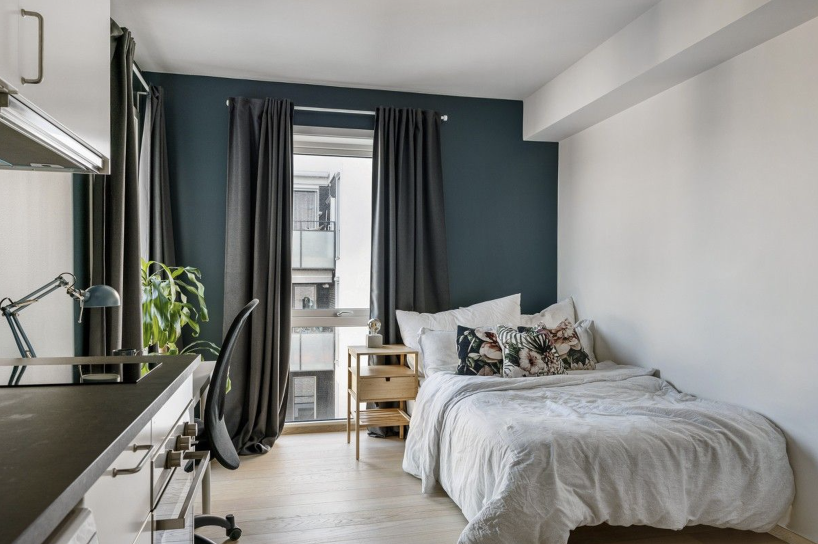 Moderne standard og to høye vinduer gjør hybelen trivelig og lys. 120x200 cm seng.