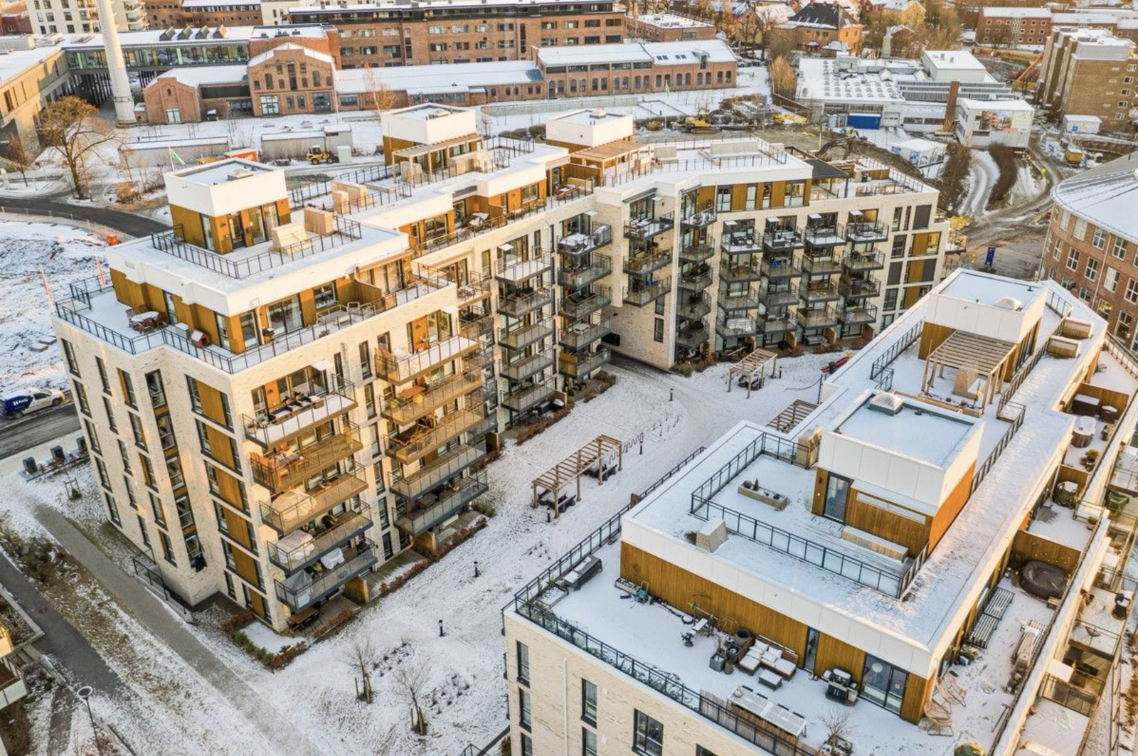 Hybelen ligger i bygget til venstre i bildet.