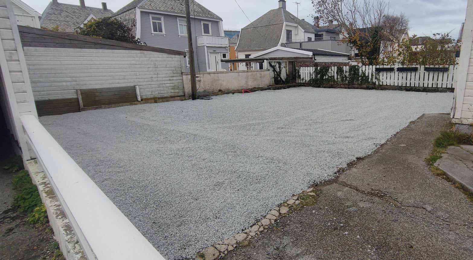 Bakgård med Elbil lader.