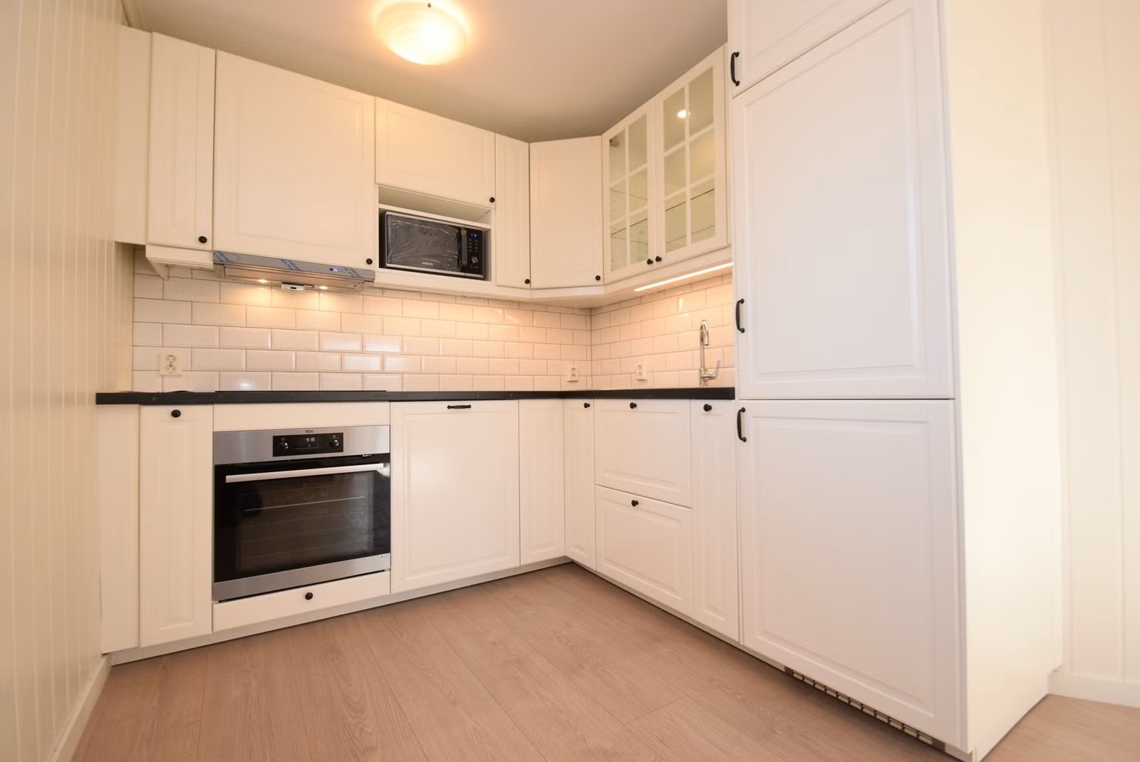 Lys og åpent kjøkken til stuen