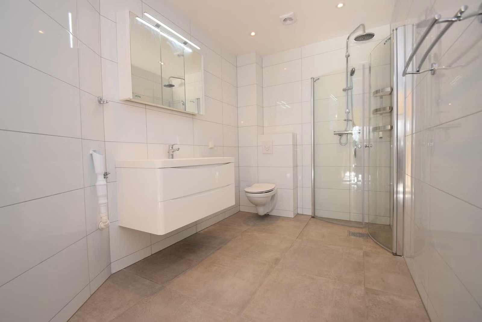 Baderom med opplegg til vaskemaskin