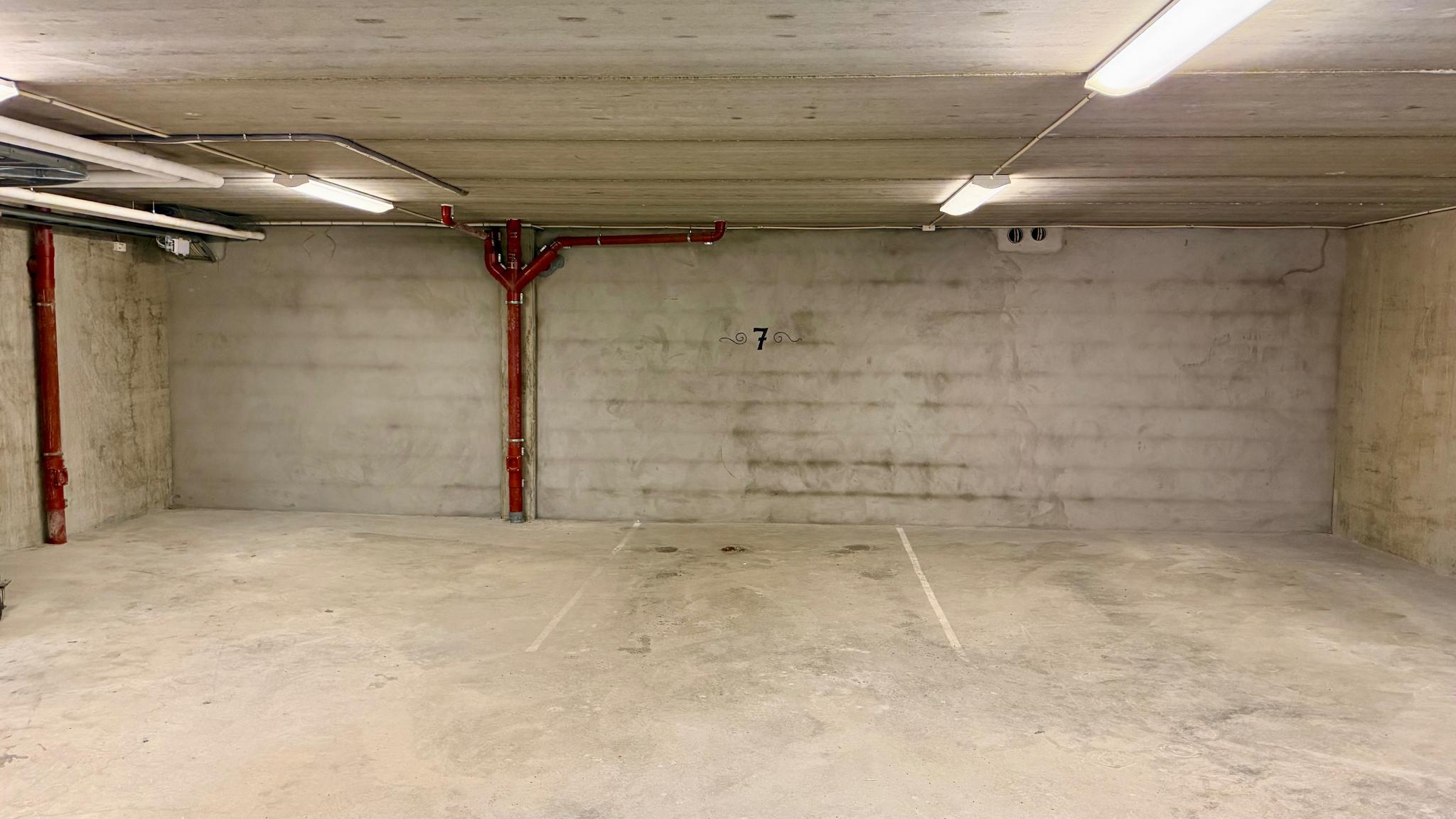 Romslig. Trappa opp til korridoren er til venstre for bildet.